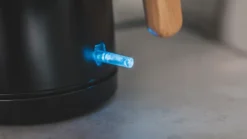 Mestic Waterkoker 1Ltr 1.000W Mwc-200 6 Mestic Waterkoker 1Ltr 1.000W Mwc-200 -Kampeeruitrusting Mestic Waterkoker 1Ltr 1000W Mwc 200 knopje