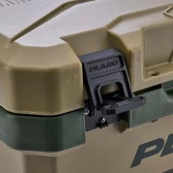Plano Frost Cooler Green 13L -Kampeeruitrusting Plano Frost Cooler Green 13L sluiting
