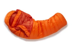 Rab Slaapzak Ascent 300 Long - Atomic -Kampeeruitrusting Rab slaapzak ascent 300 Atomic schuin 1